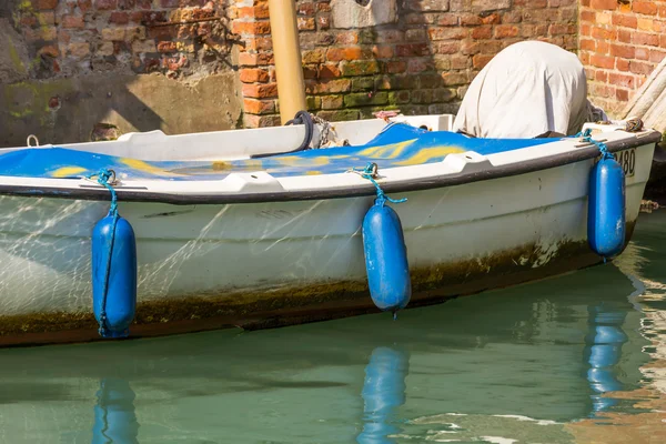 Romantiska smala kanalen i centrum av Venedig. — Stockfoto