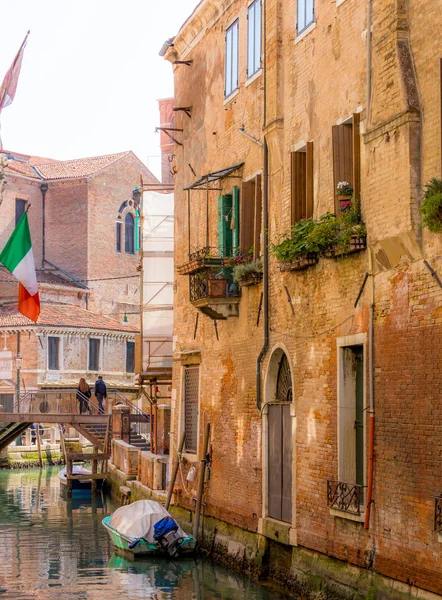 Романтический узкий канал в центре Венеции . — стоковое фото