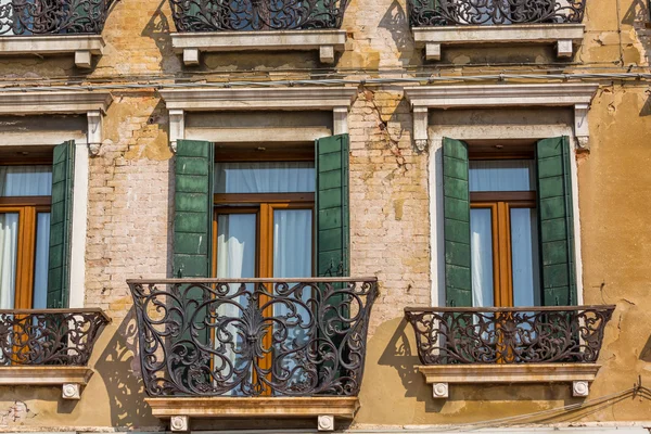 Κινηματογράφηση σε πρώτο πλάνο στα παράθυρα των windows από ένα τυπικό βενετσιάνικο σπίτι, Ιταλία — Φωτογραφία Αρχείου