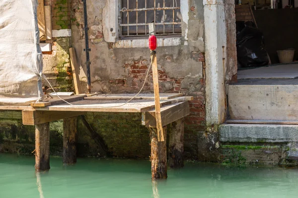 Renovação de um edifício antigo em um canal estreito, venice — Fotografia de Stock