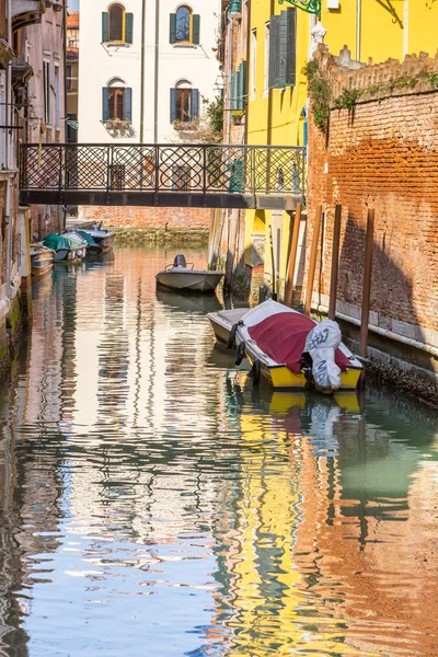 Romantické úzký kanál v centru Benátek. — Stock fotografie