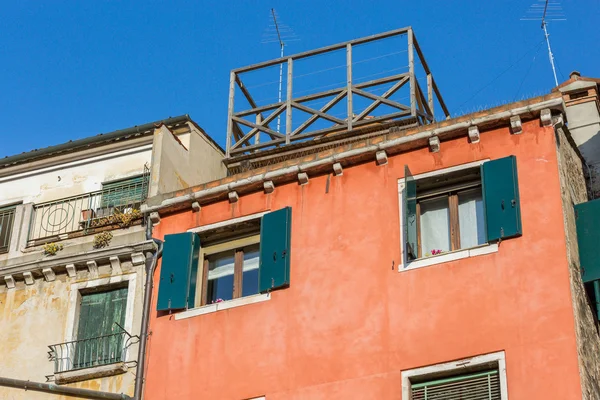 Hermosas ventanas venecianas de una casa típica veneciana, Italia —  Fotos de Stock