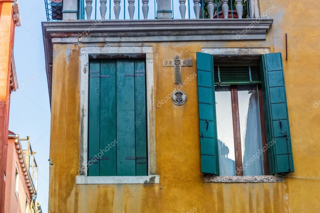 典型的なヴェネチア風の建物は、イタリアの美しいベネチア窓 — ストック写真 © Pixinooo 69272017
