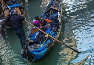 Venedik gondolcu gondol Venedik İtalya topa vurma