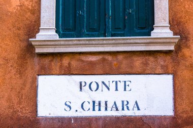 Tipik yol işaret Venedik Caddesi'nde, İtalya