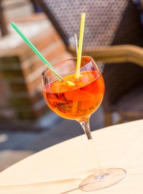 Venedik'te bir barda geleneksel Spritz aperatif