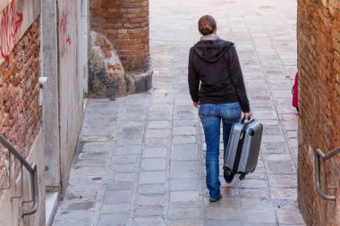 Bayan çanta erken sabah Venedik, İtalya'da cadde üzerinde