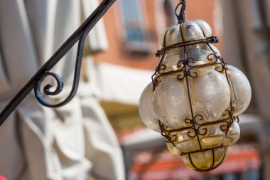 Murano cam ile güzel Venedik süslü sokak. Venedik, İtalya.