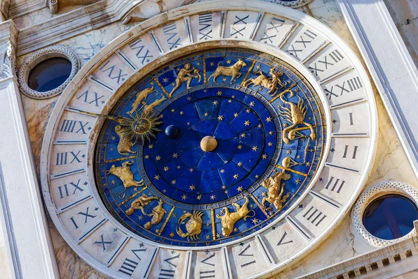 Detailní záběr na astronomické hodiny na náměstí San Marco, Benátky, Itálie — Stock fotografie