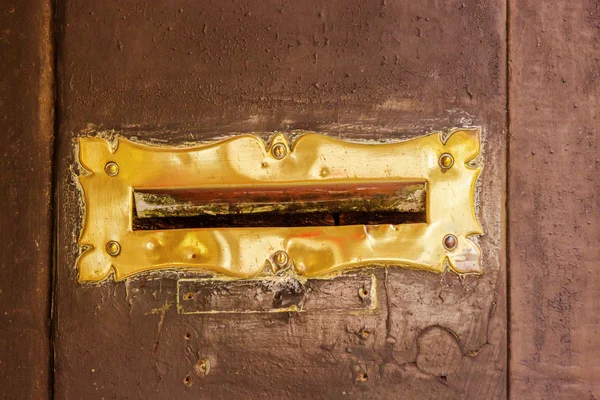 Staré italské poštovní schránka s pozadím dřevěné dveře — Stock fotografie