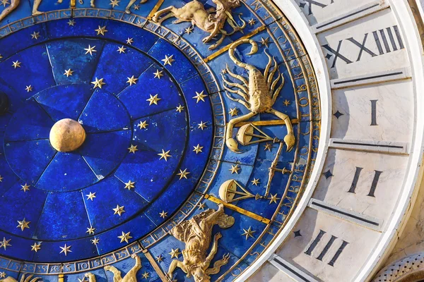 Primer plano del reloj astronómico en la plaza San Marco, Venecia, Italia — Foto de Stock