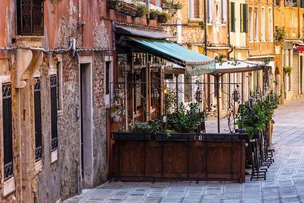 Μικρό εστιατόριο ανάμεσα σε παλιά σπίτια στη Βενετία της Ιταλίας. — Φωτογραφία Αρχείου