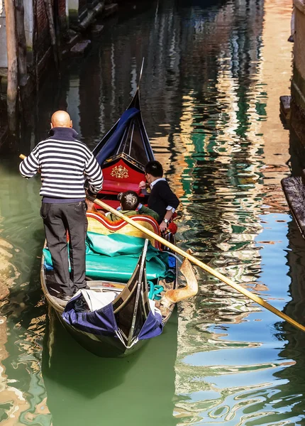 Venetian gondolier punting gondola in Venice Italy — Stock Photo, Image