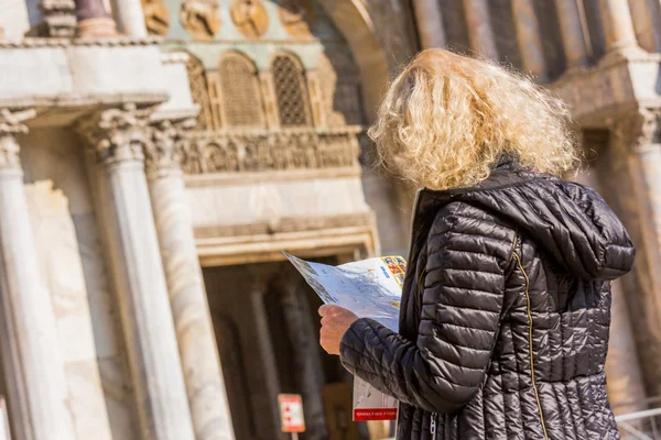 Turist läsa karta framför basilikan San Marco, Venise — Stockfoto