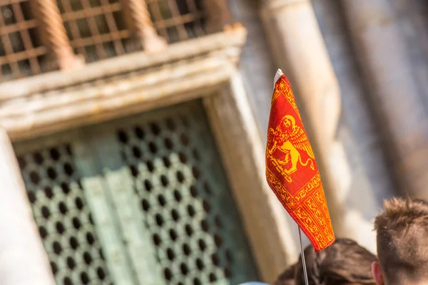 Bandera de Venecia con la Basílica de San Marcos en el fondo —  Fotos de Stock
