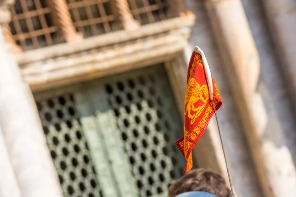 Vlajka Benátky s bazilika St. Mark's Square na pozadí — Stock fotografie