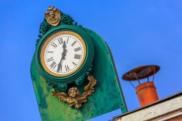 Kolorowy retro vintage zegar na białym tle na ulicy — Zdjęcie stockowe
