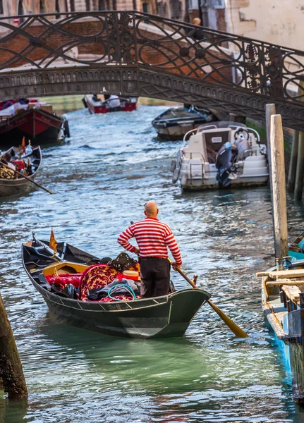 Gondolier wenecki w okolicy gondolą w Wenecja Włochy — Zdjęcie stockowe