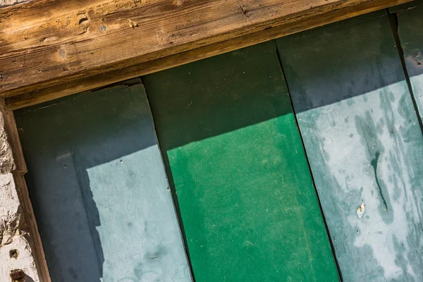 Puerta vieja con una puerta de madera vieja pintada con color verde —  Fotos de Stock