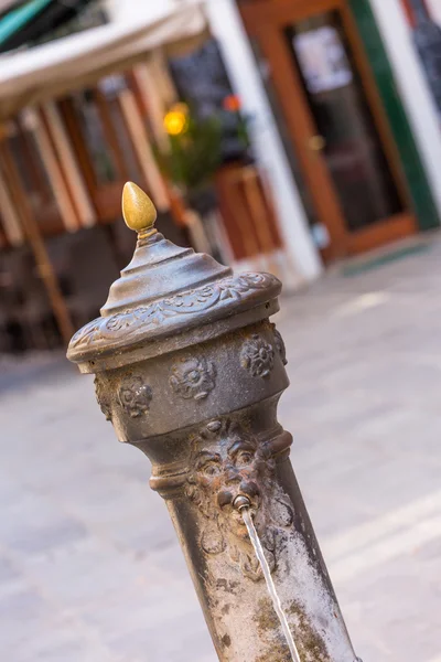 Tradizionale fontana di acqua potabile a Venezia — Foto Stock