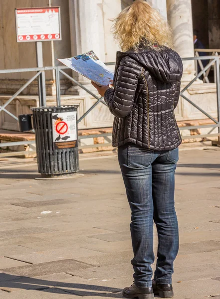 Tourist reading map in front of the Basilica San Marco, Venise — Stock Photo, Image