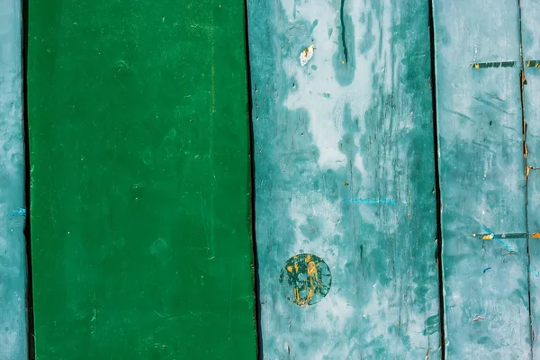 Porta velha com uma porta de madeira velha pintada com cor verde — Fotografia de Stock