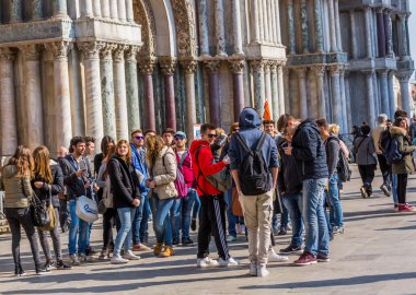 Venice, İtalya - Mar 19 - grup öğrenci önünde St Mark's Basilica Square Mars 19, 2015 yılında Venedik, İtalya. 