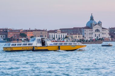 Venice, İtalya - 18 Mart - tekne compagny Alilaguna Mars 18, Canal Grande üzerinde 2015 yılında Venedik, İtalya. 