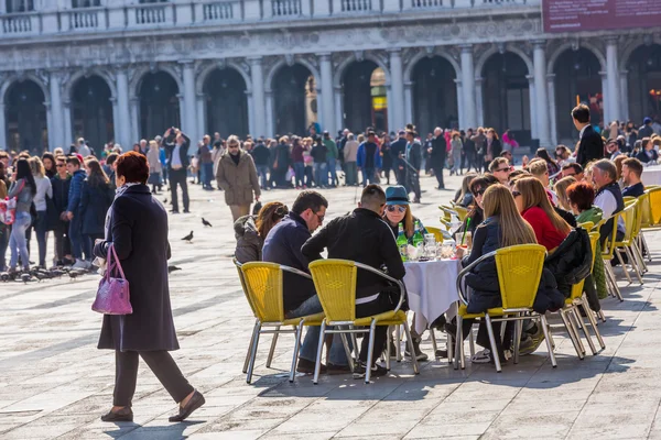 VENICE, ITALY - MAR 19 - Tourists at San Marco square have a rest in one of many cafes with live music on Mars 19, 2015 in Venice, Italy. — Stock Photo, Image