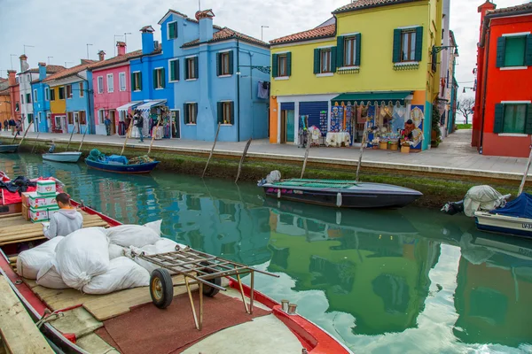 Burano, Włochy - Mar 20 - kolorowe domy na weneckiej wyspie Burano niedaleko Wenecji na Marsie 20, 2015 w Burano, Włochy. — Zdjęcie stockowe