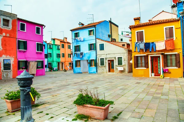 Πολύχρωμα σπίτια Burano, Ιταλία - 20 Μαρ - στο Burano με το πλυντήριο ξήρανση σε ένα καλώδιο κοντά στη Βενετία, στις 20 του Άρη, 2015, Ιταλία. — Φωτογραφία Αρχείου