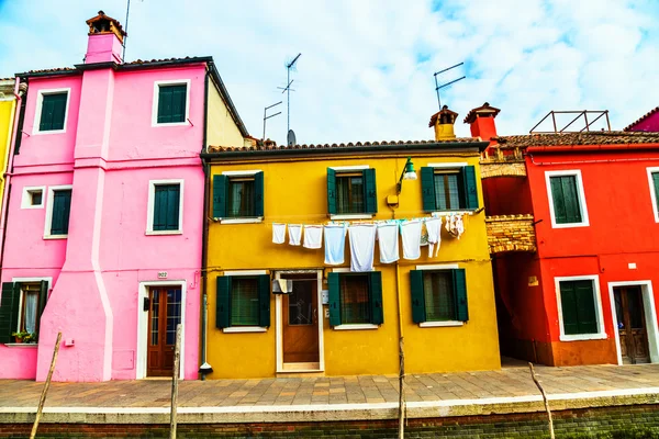 Πολύχρωμα σπίτια Burano, Ιταλία - 20 Μαρ - στο Burano με το πλυντήριο ξήρανση σε ένα καλώδιο κοντά στη Βενετία, στις 20 του Άρη, 2015, Ιταλία. — Φωτογραφία Αρχείου