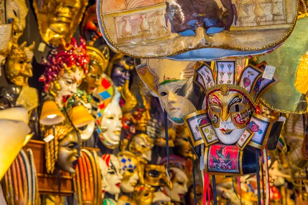 Venedig - Mar 19 - närbild av venetianska masker i en butik på Mars 19, 2015 i Venedig, Italien. — Stockfoto