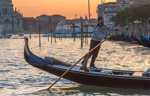 VENICE, ITALY - MAR 18 - Gondolier at the end of work day on Canal Grande on Mars 18, 2015 in Venice, Italy. — Stock Photo, Image