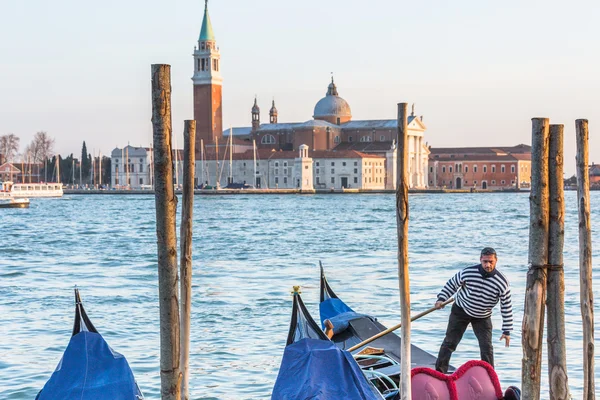 VENISE, ITALIE - MAR 18 - gondolier sur Canal Grande sur Mars 18, 2015 à Venise, Italie . — Photo