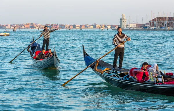 VENECIA, ITALIA - 18 MAR - Góndolas con turistas en Canal Grande en Marte 18, 2015 en Venecia, Italia . — Foto de Stock