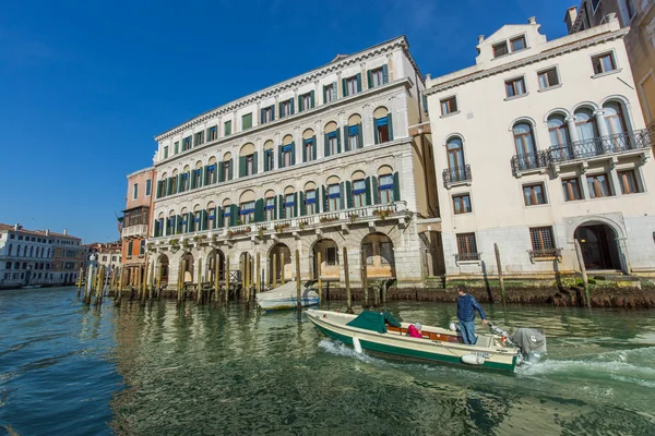 VENEZIA, ITALIA - 18 MAR - Barca e bellissimi edifici sul Canal Grande su Marte 18, 2015 a Venezia . — Foto Stock