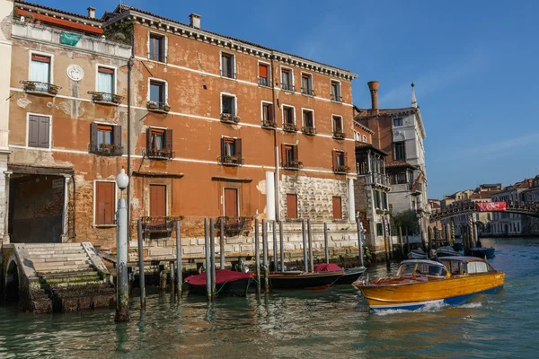 VENEZIA, ITALIA - 18 MAR - Taxi boat sul Canal Grande su Mars 18, 2015 in Venice, Italy . — Foto Stock
