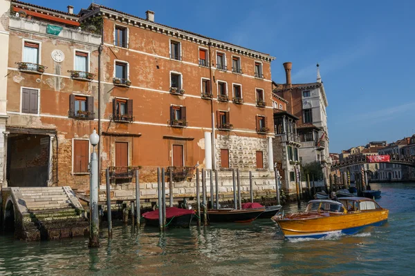 VENICE, ITÁLIA - MAR 18 - Barco de táxi no Canal Grande em Marte 18, 2015 em Veneza, Itália . — Fotografia de Stock