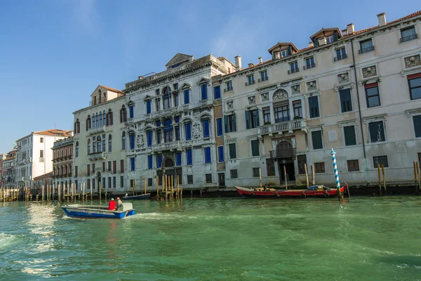 VENECIA, ITALIA - 18 MAR - barcos y hermosos edificios en Canal Grande en Marte 18, 2015 en Venecia, Italia . — Foto de Stock