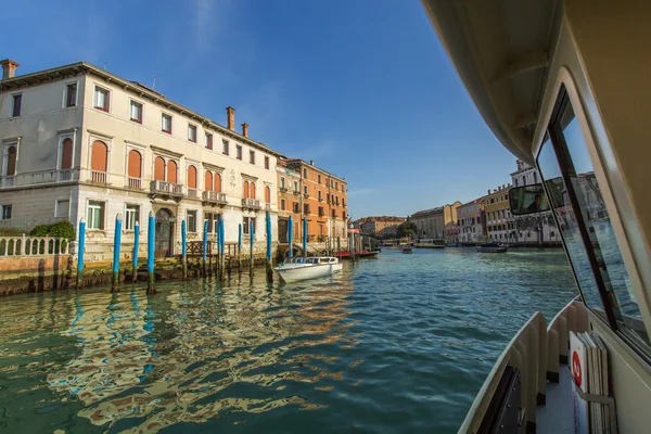 VENICE, ITÁLIA - MAR 18 - barcos e belos edifícios no Canal Grande em Marte 18, 2015 em Veneza, Itália . — Fotografia de Stock