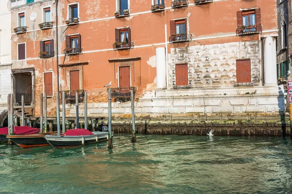 Benátky, Itálie - 18. března – čluny a krásné budovy na Canal Grande na Marsu 18, 2015 v Benátkách, Itálie. — Stock fotografie