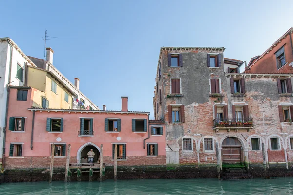 VENECIA, ITALIA - 18 MAR - barcos y hermosos edificios en Canal Grande en Marte 18, 2015 en Venecia, Italia . — Foto de Stock