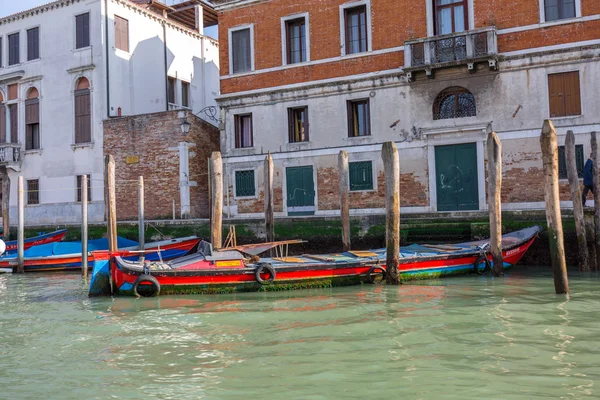 Venice, Italië - 18 Mar - boten en prachtige gebouwen op Canal Grande op Mars 18 2015 in Venetië, Italië. — Stockfoto