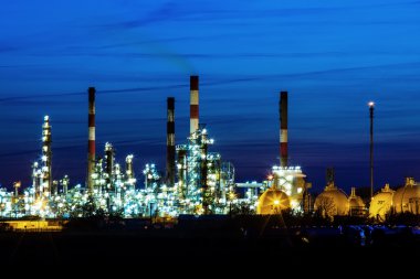 Petrol rafineri birimini kırsal kesimde gece görünümü