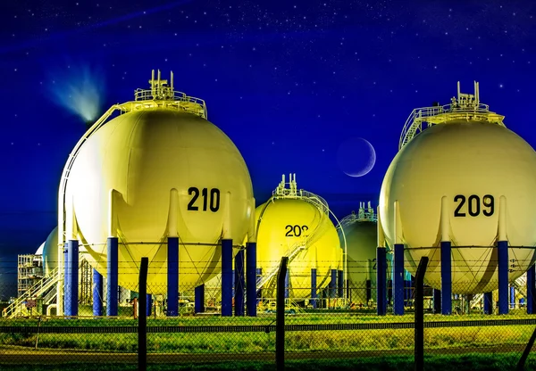 Vista nocturna de la refinería de petróleo en el campo — Foto de Stock