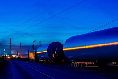 Petrol rafineri birimini kırsal kesimde gece görünümü