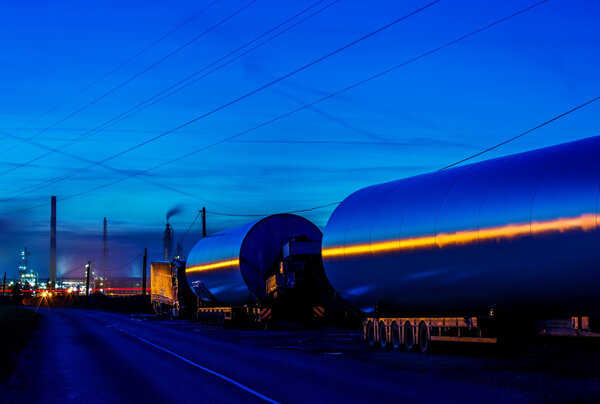 Ночной вид на нефтеперерабатывающий завод в сельской местности
