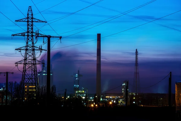 Vista noturna na unidade de refinaria de petróleo no campo — Fotografia de Stock