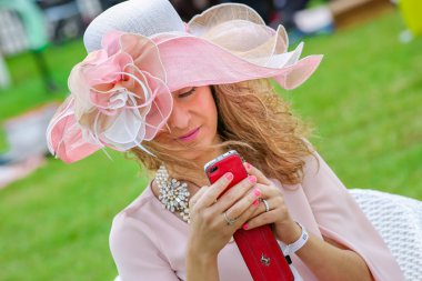 Chantilly - 15 Haziran: Racecourse yakınındaki Paris Fransa üzerinde 15 Haziran 2014 yılında Prix de Diane, yaşam tarzı.